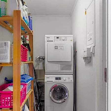 Cozy Close To City, Kitchen & Parking